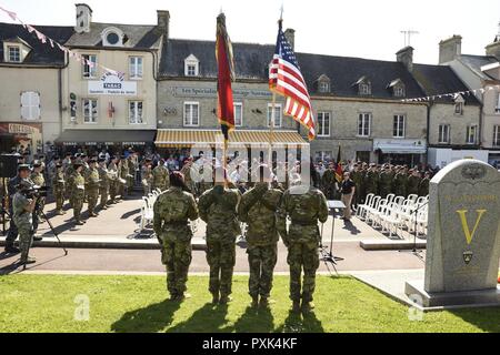 Paracadutisti dall'ottantaduesima Airborne Division partecipare ad una cerimonia congiunta con rappresentanti francesi e il militare tedesco per commemorare il 73º anniversario del D-Day mediante la posa di corone di fiori ai piedi delle truppe aviotrasportate monumento Giugno 1, 2017 in Sainte-Mère-Église, Francia. Questa cerimonia commemora la 73rd anniversario del D-Day, la più grande e multi-nazionale sbarco anfibio e militare operativo airdrop nella storia e mette in evidenza la U.S.' incrollabile impegno di alleati e partner europei. In generale, circa 400 us servicemembers da unità in Europa e Stati Uniti sono partici Foto Stock