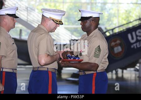 Comandante Sergente David Roberts, ora ufficialmente ritirato, riceve una bandiera americana dal Lt. Col. Charles Winchester, il delegato di 9 Marine Corps distretto, a bordo della stazione navale Grandi Laghi, Ill., 2 giugno. Roberts, un nativo di Bronx, servita in diversi ruoli amministrativi durante la sua carriera e si è ritirato dopo 23 anni di onorato servizio. Foto Stock