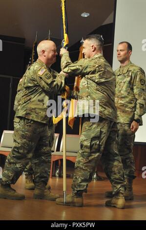 Esercito di Oregon Guardia Nazionale Lt. Col. (Promotable) Stephen L. Schmidt, comandante in arrivo, passa l'ottantaduesima brigata (comando di truppa) guidon al comando Sgt. Il Mag. Ronald Bloker (sinistra) durante un cambio del comando cerimonia presso la quarantunesima Forze Armate Centro di riserva a Camp Withycombe in Clackamas, Oregon, il 3 giugno 2017. Foto Stock