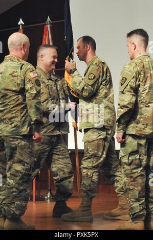 Esercito di Oregon Guardia Nazionale Col. Gregory T. Giorno (centro sinistra), comandante uscente, passa l'ottantaduesima brigata (comando di truppa) guidon a Briga. Gen. William J. Edwards, Esercito Oregon Guardia Nazionale componente terrestre Commander (centro destra) durante un cambio del comando cerimonia presso la quarantunesima Forze Armate Centro di riserva a Camp Withycombe in Clackamas, Oregon, il 3 giugno 2017. Foto Stock