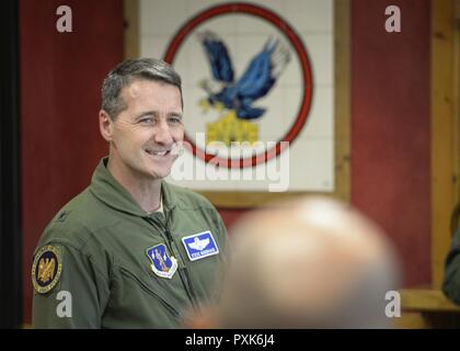 Brig. Gen. Steven S. Nordhaus, comandante della Air National Guard Readiness Center, Base comune Andrews, Md., visite con istruttori piloti assegnato all'182nd Fighter Squadron, 149Fighter Wing, Texas Air National Guard, a base comune San Antonio-Lackland, Texas, Giugno 3, 2017. Nordhaus è il principale consigliere del direttore della Air National Guard sul campo livello-resourcing, pianificazione ed esecuzione e porta l'aria Direzione Personale a sostegno della formulazione di tutti i piani, politiche, programmi e esecuzione del ANG $10 miliardi di stanziamento annuale, consentendo la missione la disponibilità di più Foto Stock