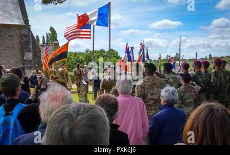 L'Americano e le bandiere francesi sono state sollevate nel corso di una cerimonia Hemevez, Francia, giugno 3, 2017. La cerimonia commemora la 73rd anniversario del D-Day, la più grande e multi-nazionale sbarco anfibio e militare operativo airdrop nella storia e mette in evidenza la U.S.' incrollabile impegno di alleati e partner europei. In generale, circa 400 negli Stati Uniti i membri del servizio da unità in Europa e gli Stati Uniti stanno partecipando al cerimoniale di D-Day eventi dal 31 maggio al 7 giugno 2017. Foto Stock