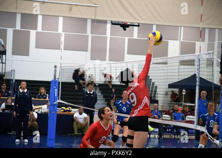 AB Norah Collins (#9) dei picchi in Canada la palla nel loro match contro la Germania del XVIII Conseil International du Sport Militaire (CISM) Mondo Femminile di Pallavolo militare campionato a Naval Station Mayport, Florida il 4 giugno 2017. Mayport ospita il campionato CISM da 2-11 giugno. Le finali sono il 9 giugno. Foto Stock