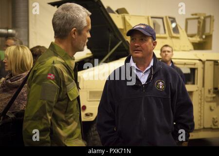 Stati Uniti Rappresentante Jeff Duncan della Carolina del Sud parla con Lt. Col. Håvard Klevberg a Royal Norwegian Air Force pilota di elicottero, durante un tour di una grotta in Norvegia, 3 giugno 2017. La delegazione del Congresso ha viaggiato in Norvegia per soddisfare Marines e i Norvegesi e apprendere circa la Marine Corps preposizionamento Program-Norway. Foto Stock