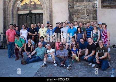 I soldati e i membri della famiglia di Task Force Falcon, decimo combattere la Brigata Aerea, pongono di fronte alla famosa porta della chiesa del castello a Wittenberg (Germania), il 27 maggio. Il gruppo è stato in visita il famoso sito dove Martin Lutero ha postato il suo '95 tesi" sulla porta della chiesa. Foto Stock