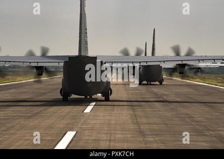 Stati Uniti Air Force C-130J Super Hercules aeromobile assegnati per la trentasettesima Airlift Squadron a Ramstein Air Base, Germania, prepararsi a decollare in aeroporto Cherbourg-Maupertus, Francia, in preparazione per il D-Day 73 cavalcavia, Giugno 2, 2017. Questo evento commemora il 73º anniversario del D-Day, la più grande multinazionale di sbarco e militare operativo airdrop nella storia e mette in evidenza la U.S.' incrollabile impegno di alleati e partner europei. In generale, circa 400 negli Stati Uniti i membri del servizio da unità in Europa e gli Stati Uniti stanno partecipando al cerimoniale di D-Day 73 eventi dal 31 maggio-giugno 7, Foto Stock