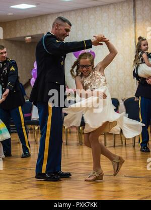 Padri dal 4° Battaglione, 3d U.S. Reggimento di Fanteria (la vecchia guardia) sua figlia mentre balli durante un padre figlia danza il 3 giugno 2017 a Fort Myer centro nella Comunità su base comune Myer - Henderson Hall, Virginia. L'evento è stato sponsorizzato da dell'unità di famiglia gruppo Readiness. Foto Stock