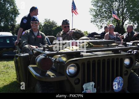 Il Mag. Ben Jones si prepara per un giro in WWII era Jeep dopo una cerimonia in Picauville, Francia. La cerimonia di premiazione ha commemorato il 73º anniversario del D-Day, la più grande e multi-nazionale sbarco anfibio e militare operativo airdrop nella storia e mette in evidenza la U.S.' incrollabile impegno di alleati e partner europei. In generale, circa 400 negli Stati Uniti i membri del servizio da unità in Europa e gli Stati Uniti stanno partecipando al cerimoniale di D-Day eventi dal 31 maggio al 7 giugno 2017 Foto Stock