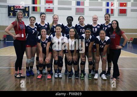 Stati Uniti Forze armate team prima della loro partita contro il Canada durante il XVIII Conseil International du Sport Militaire (CISM) Mondo Femminile di Pallavolo militare campionato a Naval Station Mayport, Florida il 5 giugno 2017. Mayport ospita il campionato CISM da 2-11 giugno. Le finali sono il 9 giugno. Da sinistra a destra: Bancata posteriore: Head Coach della sig.ra Kara Lanteigne, Cap. Caroline Kurtz Foto Stock