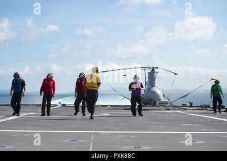 Golfo di Thailandia (2 giugno 2017) marinai di condurre una politica estera di oggetto e che non siano presenti detriti walkdown prima di quarti di volo a bordo Littoral Combat Ship USS Coronado (LCS 4) durante la cooperazione a galla la prontezza e la formazione (Carati) Thailandia. Carato è una serie di Pacifico Comando-sponsorizzato, U.S della flotta del Pacifico-led esercitazioni bilaterali che si svolgono annualmente nel sud e nel sud-est asiatico per rafforzare le relazioni e migliorare la disponibilità di forza. CARAT esercizio eventi coprono una vasta gamma di abilità navale di settori e discipline compresa la superficie, sottomarini, aria, e guerra anfibio; le operazioni di sicurezza marittima; fluviali, giungla, e e Foto Stock