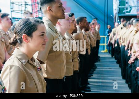 BREMERTON, Washington (Giugno 2, 2017) marinai stand in ranghi durante una cerimonia frocking a bordo della USS John C. Stennis (CVN 74). Durante la cerimonia, 258 marinai, che sono stati selezionati per la promozione al rango successivo, ha ricevuto il potere di assumere il titolo e indossare l'uniforme del prossimo una retribuzione maggiore grado. John C. Stennis sta conducendo una prevista disponibilità incrementale (PIA) a Puget Sound Naval Shipyard e Manutenzione intermedia Facility, durante il quale la nave sta subendo una manutenzione pianificata e aggiornamenti. Foto Stock