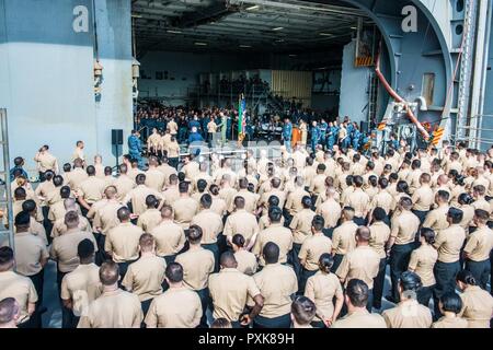 BREMERTON, Washington (Giugno 2, 2017) marinai stand in ranghi durante una cerimonia frocking a bordo della USS John C. Stennis (CVN 74). Durante la cerimonia, 258 marinai che sono stati selezionati per la promozione al rango successivo ha ricevuto l'autorità ad assumere il titolo e indossare l'uniforme del prossimo una retribuzione maggiore grado. John C. Stennis sta conducendo una prevista disponibilità incrementale a Puget Sound Naval Shipyard e Manutenzione intermedia Facility, durante il quale la nave sta subendo una manutenzione pianificata e aggiornamenti. Foto Stock