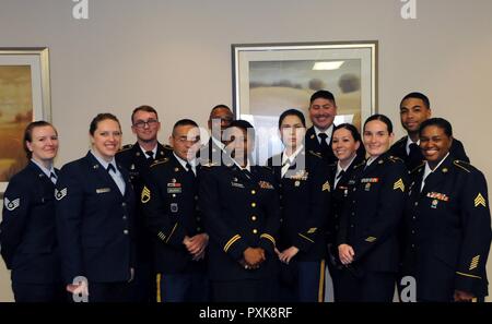 Soldati dell Esercito di riserva comando di medico e di medico 807th comando (supporto per la distribuzione) uniti aviatori dalla 87th assistenza medica squadrone di studenti nella prima rotazione con radiologici e di medicina di laboratorio tecnologi dal Hackensack University Medical Center. Il 5 giugno 2017, Hackensack University Medical Center e gli Stati Uniti La riserva di esercito ha annunciato la formazione di funzionamento Hackensack S.M.A.R.T. (Strategica medico Disponibilità asset Formazione), un innovativo, prima del suo genere partenariato che si concentra su alta qualità, specialità individualizzato la formazione medica per il servizio mem Foto Stock