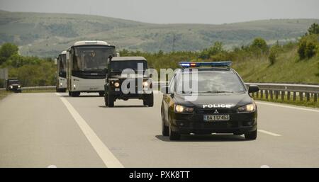 Immagine: Bulgaro militari le unità di polizia di scorta ai convogli albanese attraverso la Bulgaria sul percorso per il rumeno dove potranno prendere parte in esercizio nobile Jump 2017. Il convoglio albanese sono costituiti da 19 veicoli militari e appena al di sotto di 150 ufficiali e soldati. Esercizio nobile Jump è una pietra miliare per la NATO questo anno in quanto rappresenta la prima grande esercitazione in cui forze significative e le loro attrezzature sono in movimento in tutta Europa al fine di dimostrare l'Alleanza la capacità di distribuire rapidamente le forze per ovunque siano necessarie per evitare il conflitto Foto Stock