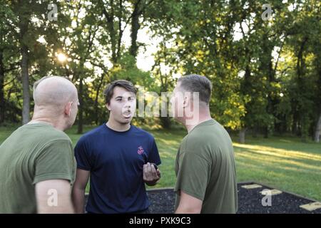 Stati Uniti Marine Corps stazione di reclutamento Il reclutamento di Nashville correggere un futuro Marine durante un mittente convalida in Smirne, Tennessee, Giugno 2, 2017. Il mittente garantisce la convalida del futuro Marines in Marine Corps ritardato il programma di immissione sono pronti per i rigori del Marine Corps reclutamento di formazione. Foto Stock