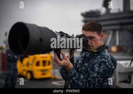 SAN DIEGO (5 giugno 2017) La comunicazione di massa specialista di terza classe Bill M. Sanders fotografie della portaerei USS Nimitz CVN (68) Come si tira fuori per la distribuzione. La Nimitz Carrier Strike gruppo è uscire su una distribuzione programmata per il Pacifico occidentale e indiano. Foto Stock