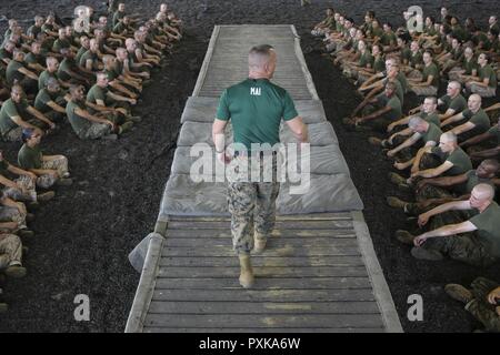 Stati Uniti Marine Corps Staff Sgt. Shawn Mcgee, un Marine Corps Arti Marziali programma (MCMAP) istruttore, colloqui negli Stati Uniti. Marine Corps reclute con Papa Company, 4a reclutare battaglione di formazione e la società Alfa, 1a reclutare battaglione di formazione durante la formazione MCMAP a Leatherneck quadrato su Marine Corps reclutare Depot Parris Island, S.C., Giugno 6, 2017. Le reclute sono insegnate MCMAP tan tecniche della cinghia in tutto il reclutamento di formazione. Foto Stock