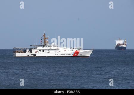 Gli Stati Uniti Guardacoste Winslow Griesser, homeported in San Juan, Puerto Rico, transita verso il molo di Bridgetown, Barbados, Giugno 7, 2017. La taglierina è parte di Tradewinds 2017, che è un giunto, esercizio combinato condotta in collaborazione con i paesi partner per migliorare la capacità collettiva delle forze di difesa e constabularies per contrastare la criminalità organizzata transnazionale e di condotta/umanitario Disaster Relief Operations. Foto Stock