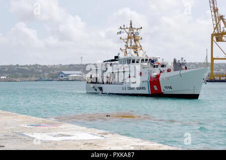 Gli Stati Uniti Guardacoste Winslow Griesser, homeported in San Juan, Puerto Rico, transita verso il molo di Bridgetown, Barbados, Giugno 7, 2017. La taglierina è parte di Tradewinds 2017, che è un giunto, esercizio combinato condotta in collaborazione con i paesi partner per migliorare la capacità collettiva delle forze di difesa e constabularies per contrastare la criminalità organizzata transnazionale e di condotta/umanitario Disaster Relief Operations. Foto Stock