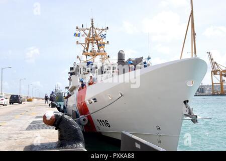 Gli Stati Uniti Guardacoste Winslow Griesser, homeported in San Juan, Puerto Rico, attracca al molo di Bridgetown, Barbados, Giugno 7, 2017. La taglierina è parte di Tradewinds 2017, che è un giunto, esercizio combinato condotta in collaborazione con i paesi partner per migliorare la capacità collettiva delle forze di difesa e constabularies per contrastare la criminalità organizzata transnazionale e di condotta/umanitario Disaster Relief Operations. Foto Stock