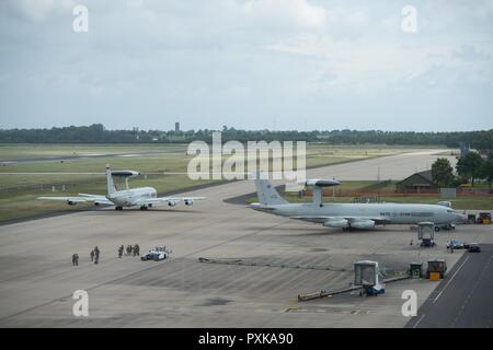 Un U.S Air Force E-3 Sentry taxi passato una NATO E-3A Airborne Warning e sistema di controllo aereo il 7 giugno 2017, presso la NATO Air Base Geilenkirchen, Germania. Il velivolo e quasi 100 riservisti dal 513th aria del gruppo di controllo sono distribuiti nel supporto di BALTOPS 2017, che è la prima volta che un U.S. E-3 Sentry ha sostenuto una esercitazione NATO in vent'anni. Foto Stock