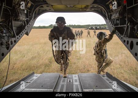 Gruppo di Combattimento Polonia U.S. Soldati, assegnato al Bulldog batteria, 2° Stormo, 2° reggimento di cavalleria, insieme con il decimo Mountain combattere la Brigata Aerea, condotta imbracare il carico e air assault formazione con M777A2 obici, durante lo sciopero di Saber 2017, a Bemowo Piskie Area Formazione vicino Orzysz, Polonia, 7 giugno 2017. Saber Strike17 è un U.S. Esercito Europa-led multinazionale di forze combinate esercizio condotte annualmente per migliorare l'alleanza NATO in tutta la regione del Baltico e in Polonia. Questo anno di esercizio include integrati e sincronizzati la dissuasione-orientata di formazione progettati per migliorare interoperabilit Foto Stock