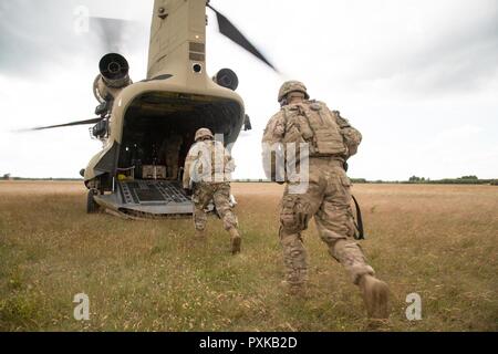 Gruppo di Combattimento Polonia U.S. Soldati, assegnato al Bulldog batteria, 2° Stormo, 2° reggimento di cavalleria, insieme con il decimo Mountain combattere la Brigata Aerea, condotta imbracare il carico e air assault formazione con M777A2 obici, durante lo sciopero di Saber 2017, a Bemowo Piskie Area Formazione vicino Orzysz, Polonia, 7 giugno 2017. Saber Strike17 è un U.S. Esercito Europa-led multinazionale di forze combinate esercizio condotte annualmente per migliorare l'alleanza NATO in tutta la regione del Baltico e in Polonia. Questo anno di esercizio include integrati e sincronizzati la dissuasione-orientata di formazione progettati per migliorare interoperabilit Foto Stock