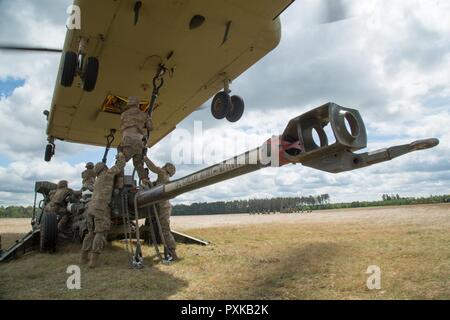 Gruppo di Combattimento Polonia U.S. Soldati, assegnato al Bulldog batteria, 2° Stormo, 2° reggimento di cavalleria, insieme con il decimo Mountain combattere la Brigata Aerea, condotta imbracare il carico e air assault formazione con M777A2 obici, durante lo sciopero di Saber 2017, a Bemowo Piskie Area Formazione vicino Orzysz, Polonia, 7 giugno 2017. Saber Strike17 è un U.S. Esercito Europa-led multinazionale di forze combinate esercizio condotte annualmente per migliorare l'alleanza NATO in tutta la regione del Baltico e in Polonia. Questo anno di esercizio include integrati e sincronizzati la dissuasione-orientata di formazione progettati per migliorare interoperabilit Foto Stock