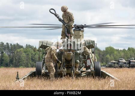 Gruppo di Combattimento Polonia U.S. Soldati, assegnato al Bulldog batteria, 2° Stormo, 2° reggimento di cavalleria, insieme con il decimo Mountain combattere la Brigata Aerea, condotta imbracare il carico e air assault formazione con M777A2 obici, durante lo sciopero di Saber 2017, a Bemowo Piskie Area Formazione vicino Orzysz, Polonia, 7 giugno 2017. Saber Strike17 è un U.S. Esercito Europa-led multinazionale di forze combinate esercizio condotte annualmente per migliorare l'alleanza NATO in tutta la regione del Baltico e in Polonia. Questo anno di esercizio include integrati e sincronizzati la dissuasione-orientata di formazione progettati per migliorare interoperabilit Foto Stock