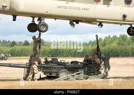 Gruppo di Combattimento Polonia U.S. Soldati, assegnato al Bulldog batteria, 2° Stormo, 2° reggimento di cavalleria, insieme con il decimo Mountain combattere la Brigata Aerea, condotta imbracare il carico e air assault formazione con M777A2 obici, durante lo sciopero di Saber 2017, a Bemowo Piskie Area Formazione vicino Orzysz, Polonia, 7 giugno 2017. Saber Strike17 è un U.S. Esercito Europa-led multinazionale di forze combinate esercizio condotte annualmente per migliorare l'alleanza NATO in tutta la regione del Baltico e in Polonia. Questo anno di esercizio include integrati e sincronizzati la dissuasione-orientata di formazione progettati per migliorare interoperabilit Foto Stock