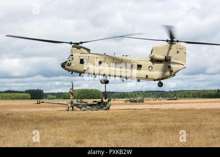 Gruppo di Combattimento Polonia U.S. Soldati, assegnato al Bulldog batteria, 2° Stormo, 2° reggimento di cavalleria, insieme con il decimo Mountain combattere la Brigata Aerea, condotta imbracare il carico e air assault formazione con M777A2 obici, durante lo sciopero di Saber 2017, a Bemowo Piskie Area Formazione vicino Orzysz, Polonia, 7 giugno 2017. Saber Strike17 è un U.S. Esercito Europa-led multinazionale di forze combinate esercizio condotte annualmente per migliorare l'alleanza NATO in tutta la regione del Baltico e in Polonia. Questo anno di esercizio include integrati e sincronizzati la dissuasione-orientata di formazione progettati per migliorare interoperabilit Foto Stock