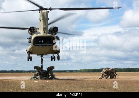 Gruppo di Combattimento Polonia U.S. Soldati, assegnato al Bulldog batteria, 2° Stormo, 2° reggimento di cavalleria, insieme con il decimo Mountain combattere la Brigata Aerea, condotta imbracare il carico e air assault formazione con M777A2 obici, durante lo sciopero di Saber 2017, a Bemowo Piskie Area Formazione vicino Orzysz, Polonia, 7 giugno 2017. Saber Strike17 è un U.S. Esercito Europa-led multinazionale di forze combinate esercizio condotte annualmente per migliorare l'alleanza NATO in tutta la regione del Baltico e in Polonia. Questo anno di esercizio include integrati e sincronizzati la dissuasione-orientata di formazione progettati per migliorare interoperabilit Foto Stock