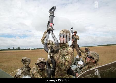 Gruppo di Combattimento Polonia U.S. Soldati, assegnato al Bulldog batteria, 2° Stormo, 2° reggimento di cavalleria, insieme con il decimo Mountain combattere la Brigata Aerea, condotta imbracare il carico e air assault formazione con M777A2 obici, durante lo sciopero di Saber 2017, a Bemowo Piskie Area Formazione vicino Orzysz, Polonia, 7 giugno 2017. Saber Strike17 è un U.S. Esercito Europa-led multinazionale di forze combinate esercizio condotte annualmente per migliorare l'alleanza NATO in tutta la regione del Baltico e in Polonia. Questo anno di esercizio include integrati e sincronizzati la dissuasione-orientata di formazione progettati per migliorare interoperabilit Foto Stock