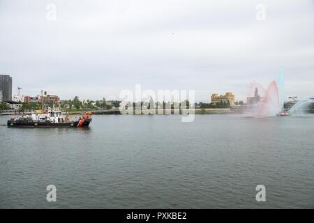 PORTLAND Ore., (Giugno 7, 2017) - USCGC Bluebell (WLI-313) arriva a Portland per Rose Festival Settimana della flotta. Il festival e Portland Settimana della flotta sono una festa del mare servizi con i marinai, marine, e Guardia Costiera membri provenienti da Stati Uniti e Canada che rendono la città una porta di chiamata. Foto Stock