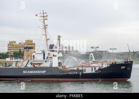 PORTLAND Ore., (Giugno 7, 2017) - USCGC Ironwood (WLI-297) arriva a Portland per Rose Festival Settimana della flotta. Il festival e Portland Settimana della flotta sono una festa del mare servizi con i marinai, marine, e Guardia Costiera membri provenienti da Stati Uniti e Canada che rendono la città una porta di chiamata. Foto Stock