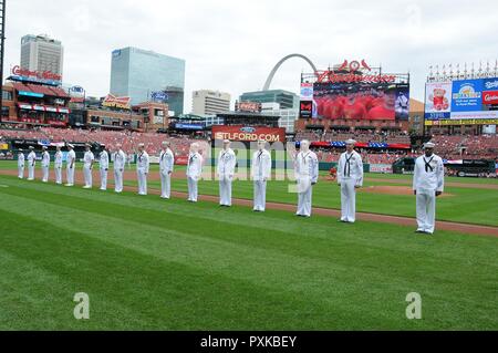 ST. LOUIS (1 giugno 2017) velisti assegnati alla Marina militare del distretto di reclutamento St. Louis stand presso l attenzione sul campo al Busch Stadium come membri della cinquantanovesima Cardinale divisione sono giurato nella marina. Ottanta-tre nuove reclute hanno prestato giuramento di arruolamento prima di una partita di baseball tra St. Louis Cardinals e il Los Angeles Dodgers. La divisione è chiamato dopo il St. Louis Cardinals, che hanno promosso tali gruppi annualmente dal 1958. Foto Stock