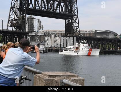 PORTLAND, Ore. (7 giugno 2017) Il mezzo endurance taglierina USCGC ALERT (WMEC 630) arriva a Portland riverfront per Rose Festival Settimana della flotta. Il festival e Portland Settimana della flotta sono una festa del mare servizi con i marinai, marine, e Guardia Costiera membri provenienti da Stati Uniti e Canada che rendono la città una porta di chiamata. Foto Stock