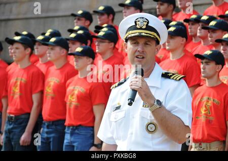 ST. LOUIS (1 giugno 2017) della Cmdr. Matthew Byrne, comandante della Marina Militare del distretto di reclutamento St. Louis, parla con i familiari e gli amici della 59a Divisione Cardinale durante un giuramento in occasione della cerimonia a San Louis City Hall. Ottanta-tre nuove reclute hanno prestato giuramento di arruolamento prima di un pre-evento di gioco al Busch Stadium. La divisione è chiamato dopo il St. Louis Cardinals, che hanno promosso tali gruppi annualmente dal 1958. Foto Stock