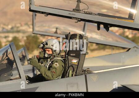 Oregon Air National Guard Lt. Col. Nick Rutgers, assegnato al 123Fighter Squadron, 142th Fighter Wing, prepararsi per un pomeriggio sortie in un F-15 Eagle alla Nellis Air Force Base, Nev., sostenendo le armi ispettore Corso, Giugno 6, 2017. Foto Stock