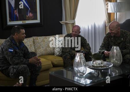 Honduregni Air Force Col. Jose S. Colindres, sinistra, Soto Cano Air Base commander, U.S. Marine Sgt. Il Mag. Glenn D. Bragg, centro, sergente maggiore di scopo speciale Air-Ground Marine Task Force - Comando del Sud e Stati Uniti Marine Col. Michael V. Samarov, comandante di SPMAGTF-SC, parlare insieme durante una riunione a Soto Cano Air Base, Honduras, Giugno 7, 2017. Lo scopo della riunione era quello di stabilire una linea di comunicazione tra SPMAGTF-SC e il servizio honduregno i membri in base al fine di sviluppare un positivo rapporto di lavoro. Foto Stock