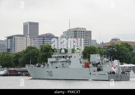 PORTLAND, Ore. (7 giugno 2017) di sua maestà nave canadese Brandon (MM710) della Reale Marina canadese transita il fiume Willamette per l inizio del Portland Rose Festival e settimana della flotta, 7 giugno. Il festival e Portland Settimana della flotta sono una festa del mare servizi con marinai, Marines e Guardia Costiera membri provenienti da Stati Uniti e Canada che rendono la città una porta di chiamata. Foto Stock