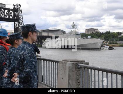 PORTLAND Ore., (8 giugno 2017) i marinai dalla Emory S. Land-class submarine offerta USS Frank cavo (come 40) preparare per ormeggiare l'indipendenza-class Littoral Combat Ship USS Jackson (LCS 6) Come si arriva a Portland per Rose Festival Settimana della flotta. Il festival e Portland Settimana della flotta sono una festa del mare servizi con i marinai, marine, e Guardia Costiera membri provenienti da Stati Uniti e Canada che rendono la città una porta di chiamata. Foto Stock