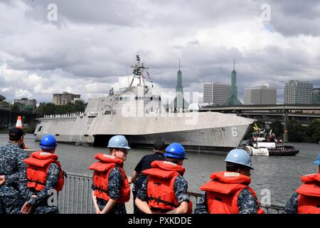 PORTLAND Ore., (8 giugno 2017) i marinai dalla Emory S. Land-class submarine offerta USS Frank cavo (come 40) preparare per ormeggiare l'indipendenza-class Littoral Combat Ship USS Jackson (LCS 6) Come si arriva a Portland per Rose Festival Settimana della flotta. Il festival e Portland Settimana della flotta sono una festa del mare servizi con i marinai, marine, e Guardia Costiera membri provenienti da Stati Uniti e Canada che rendono la città una porta di chiamata. Foto Stock