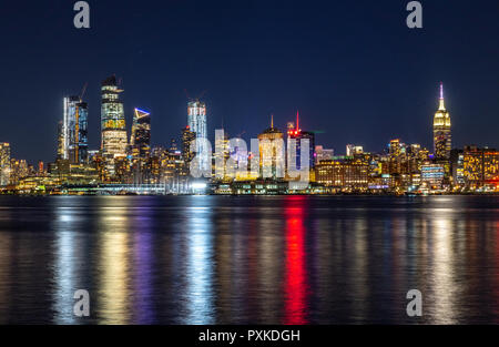 New York, Stati Uniti d'America, 21 ottobre 2018. Le luci dello skyline di Manhattan si riflettono sul fiume Hudson in questa foto scattata di notte dal New Jersey. Pho Foto Stock