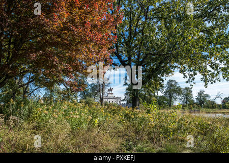 Monumento di Ulysses S. Grant a Lincoln Park incorniciato dal verde Foto Stock