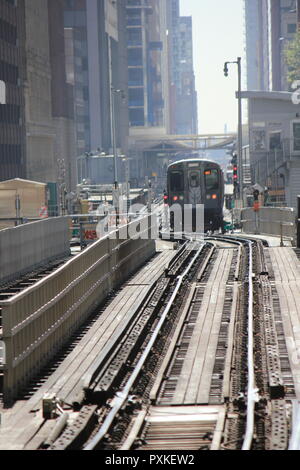 CTA " commuter " treno a transito rapido presso il Merchandise Mart stazione ferroviaria immagini raw nel centro di Chicago, Illinois. Foto Stock