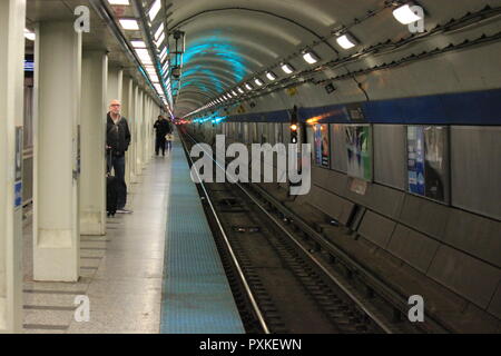 Jackson/Van Buren metropolitana CTA arresto del treno nel centro di Chicago, Illinois, Stati Uniti d'America con un volenteroso photobomber. Foto Stock