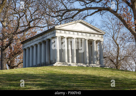 Il Mausoleo Lowry-Goodrich nel cimitero Lakewood a Minneapolis, Minnesota è una replica del Partenone di Atene, Grecia. Foto Stock