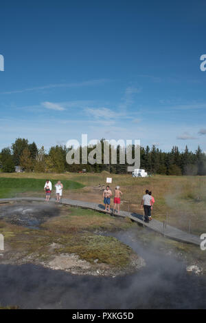 Le acque termali in Islanda. Gamla Laughin, meglio conosciuto come Laguna Segreta è la più vecchia piscina nel paese, nella zona di Fludir. Soth Islanda Foto Stock