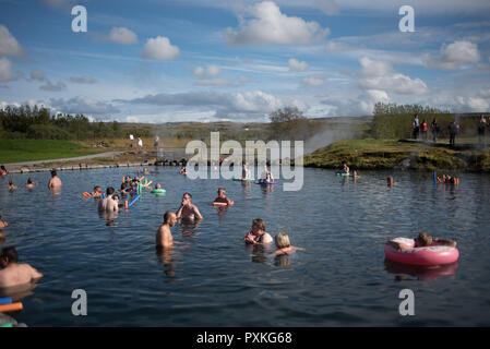 Le acque termali in Islanda. Gamla Laughin, meglio conosciuto come Laguna Segreta è la più vecchia piscina nel paese, nella zona di Fludir. Soth Islanda Foto Stock